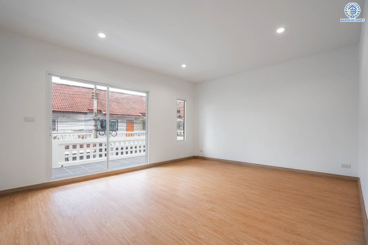 บ้านมือสองตกแต่งใหม่ ม.บัณฑิตโฮม ดอนเมือง เนื้อที่ 22.5 ตร.ว. ฟังก์ชัน 3 ห้องนอน 2 ห้องน้ำ จอดรถได้ 1 คัน บนทำเลศักยภาพ หน้าโครงการติดถนนวิภาวดี ใกล้สนามบินดอนเมือง ฟิวเจอร์พาร์ครังสิต, ม.รังสิต จุดขึ้นทางด่วน "โทลเวย์" และรถไฟฟ้าสายสีแดง "สถานีหลักหก"